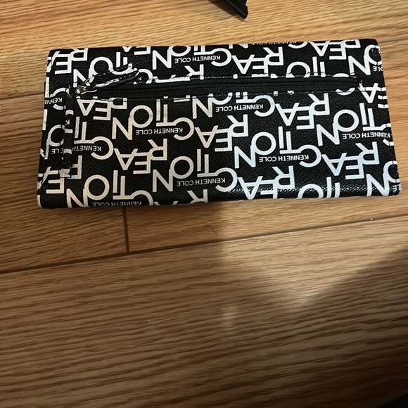 Women’s Kenneth Cole reaction wallet - Picture 2 of 3